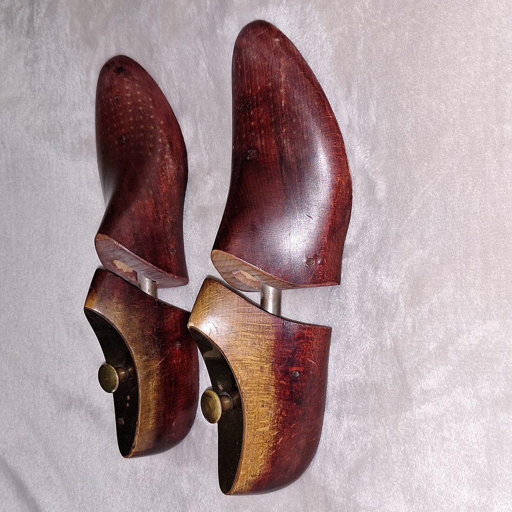 👞 Fancy shoe trees / shoe stretchers. Gold handle. Spring loaded.